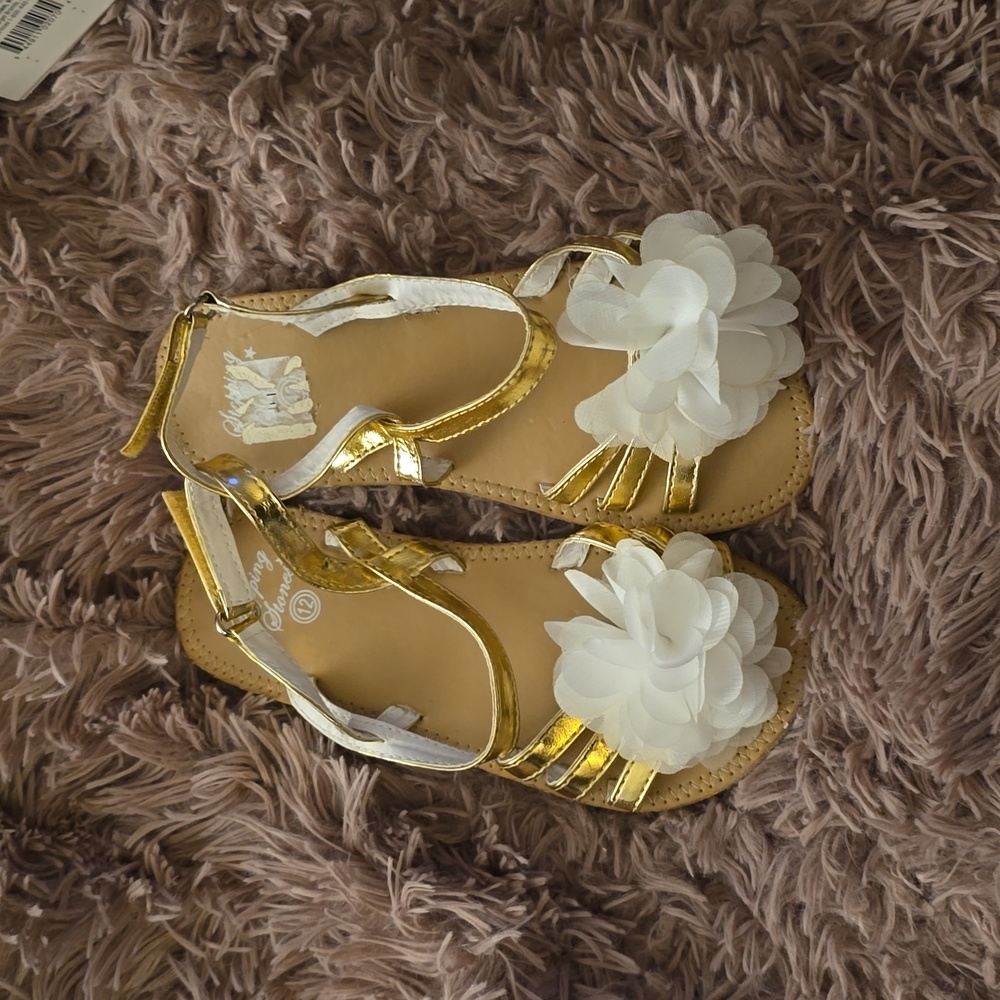 Stepping Stones Girl 12 Gold velcro sandals with cream flower, not worn, no tags